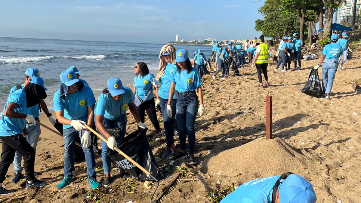 Colaboradores de Coopnazonaf se unen para limpiar la playa de Güibia