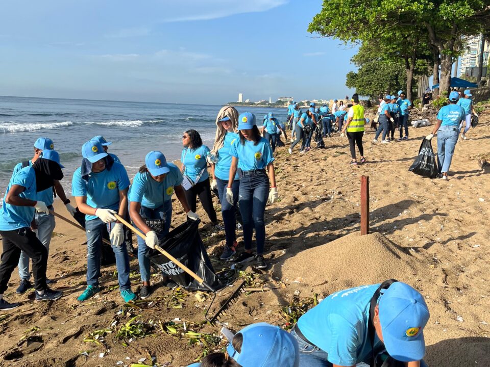 Colaboradores de Coopnazonaf se unen para limpiar la playa de Güibia